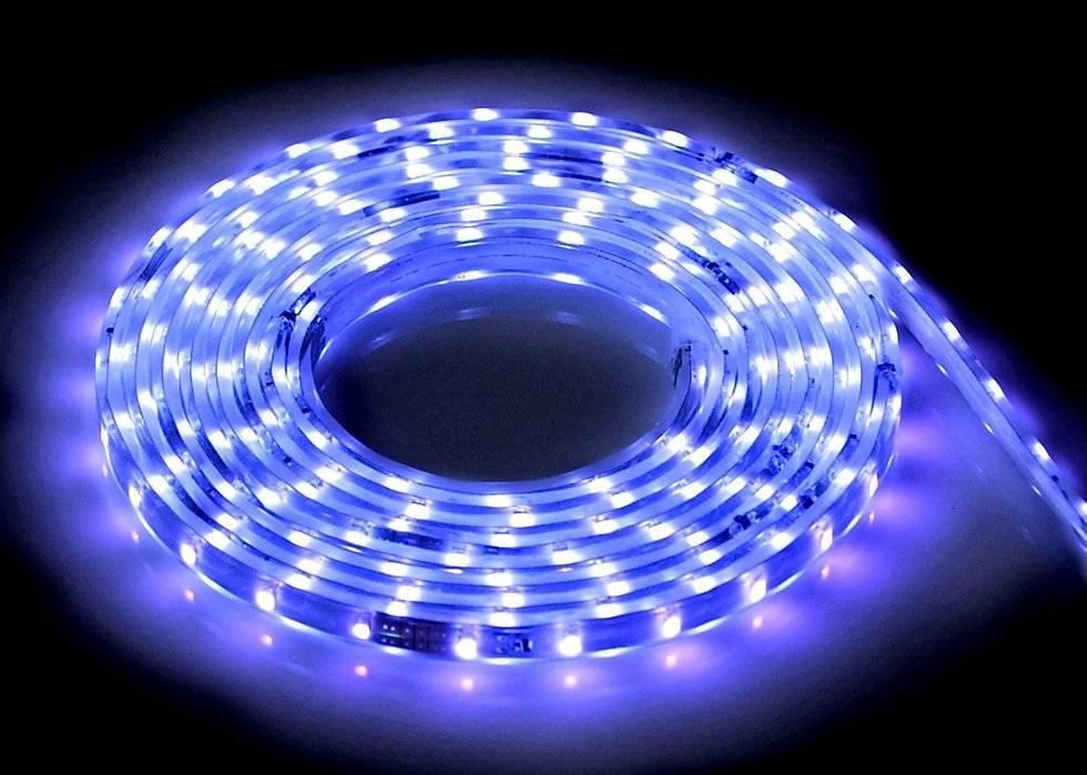 Die LED-Streifen gibt es in verschiedenen Lichtfarben oder als RGB mit Farbwechsel. LED-Streifen lassen sich in Aluminiumprofile einbauen und eignen sich für Schattenfugen in eingelassene Decken, Beleuchtung im Möbelbau, Gelände, architektonische Flächen etc.