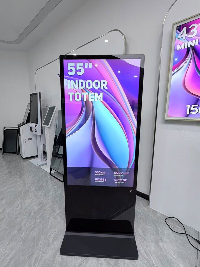 Digital Signage Die Digital-Signage Stele überzeugt durch ihr elegantes Design und ihre vielseitigen Einsatzmöglichkeiten. Je nach Ausführung ist sie mit einem interaktiven Touchdisplay erhältlich und ermöglicht eine intuitive Bedienung, ähnlich wie ein Smartphone, jedoch auf einem großformatigen Bildschirm. So können Besucher Informationen selbstständig abrufen, Produkte entdecken oder digitale Anwendungen direkt nutzen.