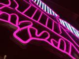 LED-Neonlicht, auch als LED-Neonflex oder LED-Neon bezeichnet, ist eine moderne Alternative zu herkömmlichen Neonröhren. Es kombiniert die ästhetischen Eigenschaften von Neonlicht mit den Vorteilen der LED-Technologie. Bei einer LED-Neonreklame werden Leuchtdioden (LEDs) verwendet, um den Effekt von traditionellem Neonlicht zu imitieren.