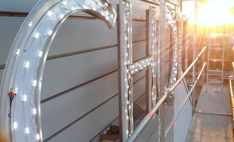Led-Umrüstung Werbeanlage lBei der Led-Umrüstung von der Schott-Werbeanlage, wird jeder Einzelbuchstabe mit LED-Leuchtplatten installiert und trägt außerdem zur Reduzierung des ökologischen Fußabdruckes ihres Unternehmens bei. Eine Leuchtreklame mit Leds ist Energieeffizient mit einer langen Lebensdauer.