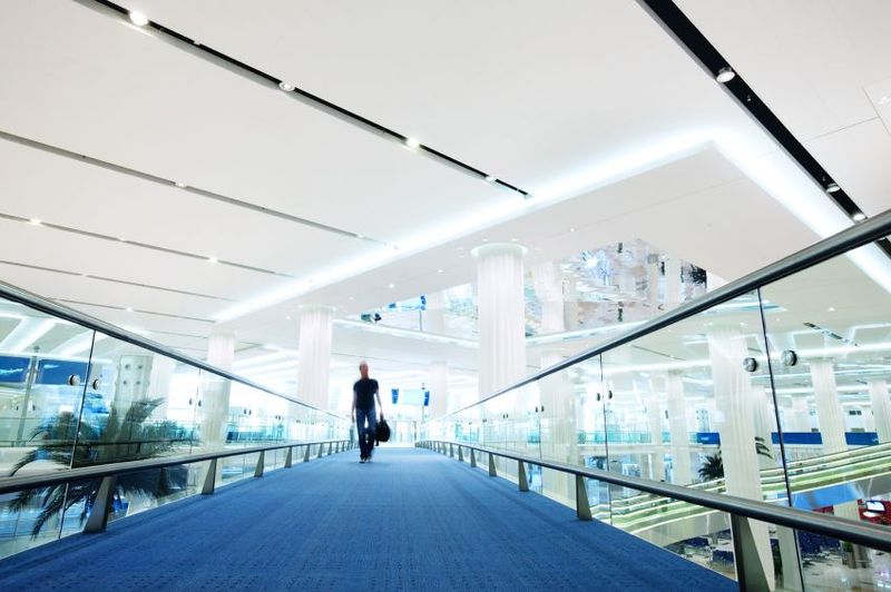 Terminal LED-Beleuchtung Moderne Leuchtmittel wie LEDs, besitzen schon lange einen hohen Stellenwert. Ob als Straßenbeleuchtung, in den Terminals. LED-Technik bedeutet weniger Stromkosten und geringen CO2-Emissionen, aber auch weniger Wartungsaufwand. LED-Leuchten erreichen bis zu 100.000 Betriebsstunden und produzieren keine Schadstoffe.