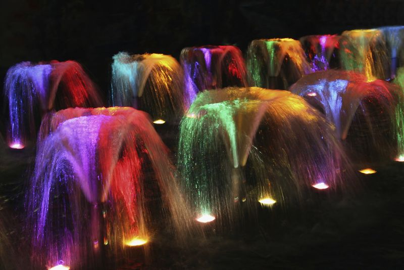 Wasserdichte RGB LEDs-Lichtstrahler Kreative Lichteffekte und Animationen mit RGB-LEDs-Modulen die wasserdicht sind vollständig versenkbar und perfekt abgedichtet. Die IP68 Leuchten sind wasserdichte Strahler und bringen Farbe in den Springbrunnen. Eine Fontänenbeleuchtung durch abwechseldende Lichtfarben bringen Lichteffekte im dunkeln.
