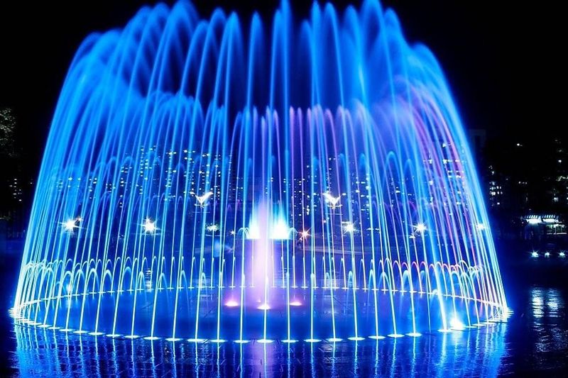 Beleuchteter Brunnen mit optische Effekten und Wasserspielen