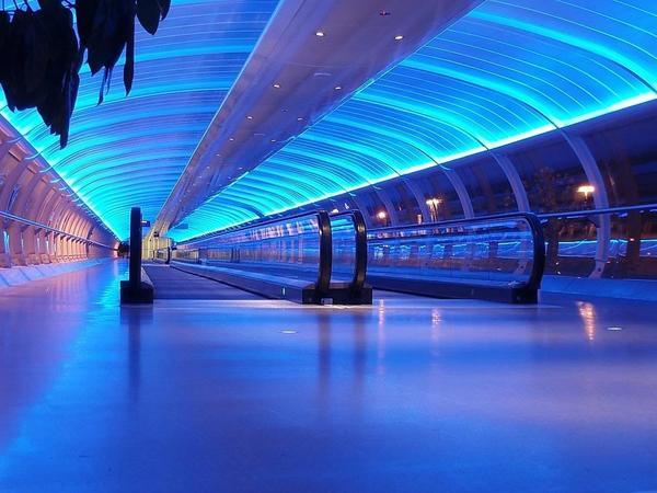 Eine Voutenbeleuchtung mit Deckenstrahlung wie hier ist eine umlaufende, lineare Beleuchtung, die aus der Architektur des Raumes heraus entsteht. Als Lichtgestalter bieten wir Lichtberatung mit Realisierung Ihrer Lichtidee an und entwickeln ein passendes Beleuchtungskonzept mit jeden Leuchtmittel.















