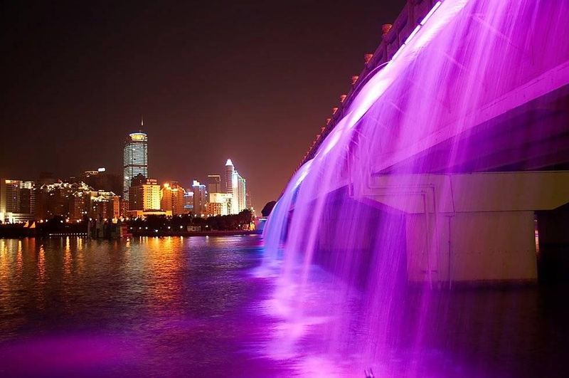 Wasserfallbeleuchtung mit leistungsstarken RGB-LED-Flutlichtern sind auch für das Schwimmbad, einen Teich, Brunnen, Aquarium geeignet und gibt in der Nacht ein prächtiges Lichtspiel wieder. Bei der Beleuchtung müssen die Led-Flutlichter mit einer hohen IP-Klasse ausgestattet sein, um somit wetterfest und langlebig den Wasserlauf beleuchten zu können.