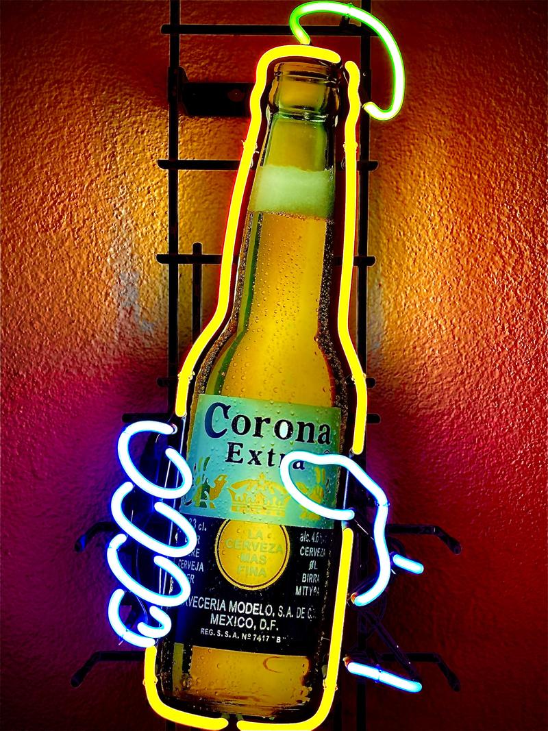Im Vergleich zu LEDs hat Neonlicht eine fast 3-fach höhere Lichtintensität und ist für Leuchtschilder mit Grafiken eine schöne dekorative Vintage-Leuchtreklame. Das POP-Corona Bier ist in Bars, Nachtclubs, Cocktail-Bars oder Discotheken ein besonderer Hingucker.