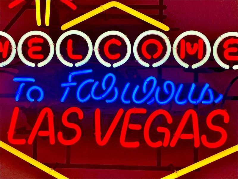 Neonanlagen wie in Las Vegas sind auch heute noch ein energiesparender Werbeträger, der sich sowohl als Kleinschild, als auch als großformatiger Banner eignet. Eine Vintage Gestaltung in Grafik und Typografie wie in den 50er.