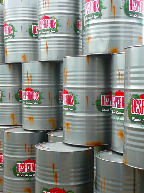Despsrados Fasstische Desperados Fasstische sind handgefertigt, Folienkaschiert und besprüht. Jedes Fass durchläuft mehrere Arbeitsschritte. Bringen Sie Ihr Logo in die Gastronomie und zeigen Ihren Gästen Induvidualität, ob mit Folie kaschiert oder Grafitti besprüht.