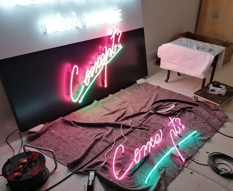 Präzise Durchsteckmontage (Punched-out Design). Ein entscheidendes Qualitätsmerkmal ist die Durchstecktechnik. Die handgebogenen Neon-Glasröhren werden durch präzise Aussparungen in der Metallfront nach außen geführt. Echtes Hochspannungs-Neon (Glas-System), kein LED-Imitat. Eine Vintage-Neonanlage mit den  charakteristischen 360-Grad-Glow und deren warmen Farbtiefe.