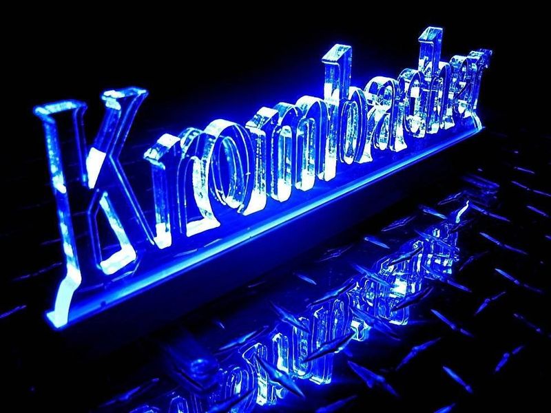 Das Krombacher Display ist 2/3 ausgelasert worden, so dass nur die Outline der Typo bestehen bleibt. Entlang der Kontur wird das Licht umgelenkt und gibt ein besonderen Effekt, womit der Schriftzug durch eine Konturbeleuchtung und Seitenbeleuchtung betont wird. So ein Point-of-Purchase Display kurz POP genannt, eignet sich gut im Einzelhandel wie Getränkeladen.