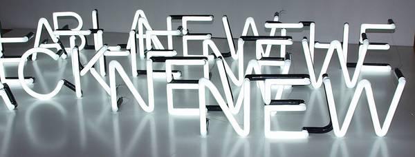 Neon-Schriftbau Vintage oder Retro Werbeschriften mit klassischer Neon-Technik ist wieder angesagt. Nach wie vor ein beliebtes klassische Werbemittel für Leuchtreklame. In verschiedenen linearen Formen von Schriften und Zeichen lässt sich das Glas formen und ist eine echte Glasbläserkunst.