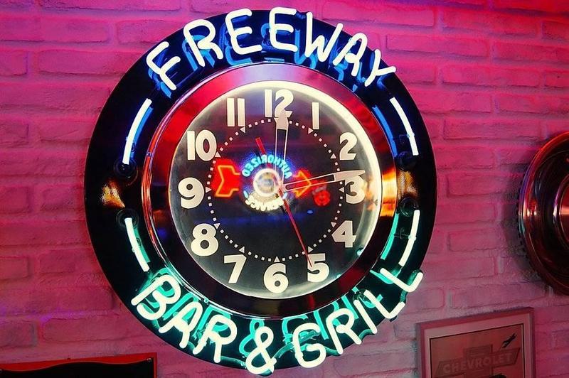 Ein Uhren-Display im Neonlook ist in Clubs, Bars, Kaffees besonders beliebt. Der Lokalname Freeway wurde handgefertigt und um die Clock herum integriert, somit bekommt die Wandleuchte eine eigene Markenqualität und ist ein echter Blickfang.