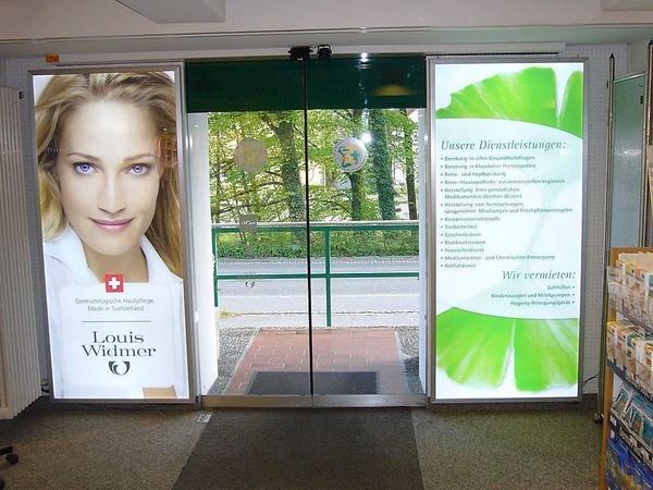Drogerie Ausgang-Leuchtkasten Der Ausgang der Drogerie wird durch 2 Leuchtkästen ausgeleuchtet.
Durch das Nematec Spanntuchprofil wird der direkt UV-Direktdruck aufgespannt und mit einer LGP-Platte hinterleuchtet, so das die Werbung homogen ausgleuchtet wird.