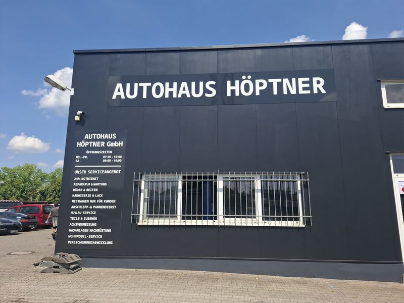 Die fertige Fassadenbeschilderung kombiniert einen großen Hauptschriftzug mit einer übersichtlichen Infotafel an der Gebäudefassade.