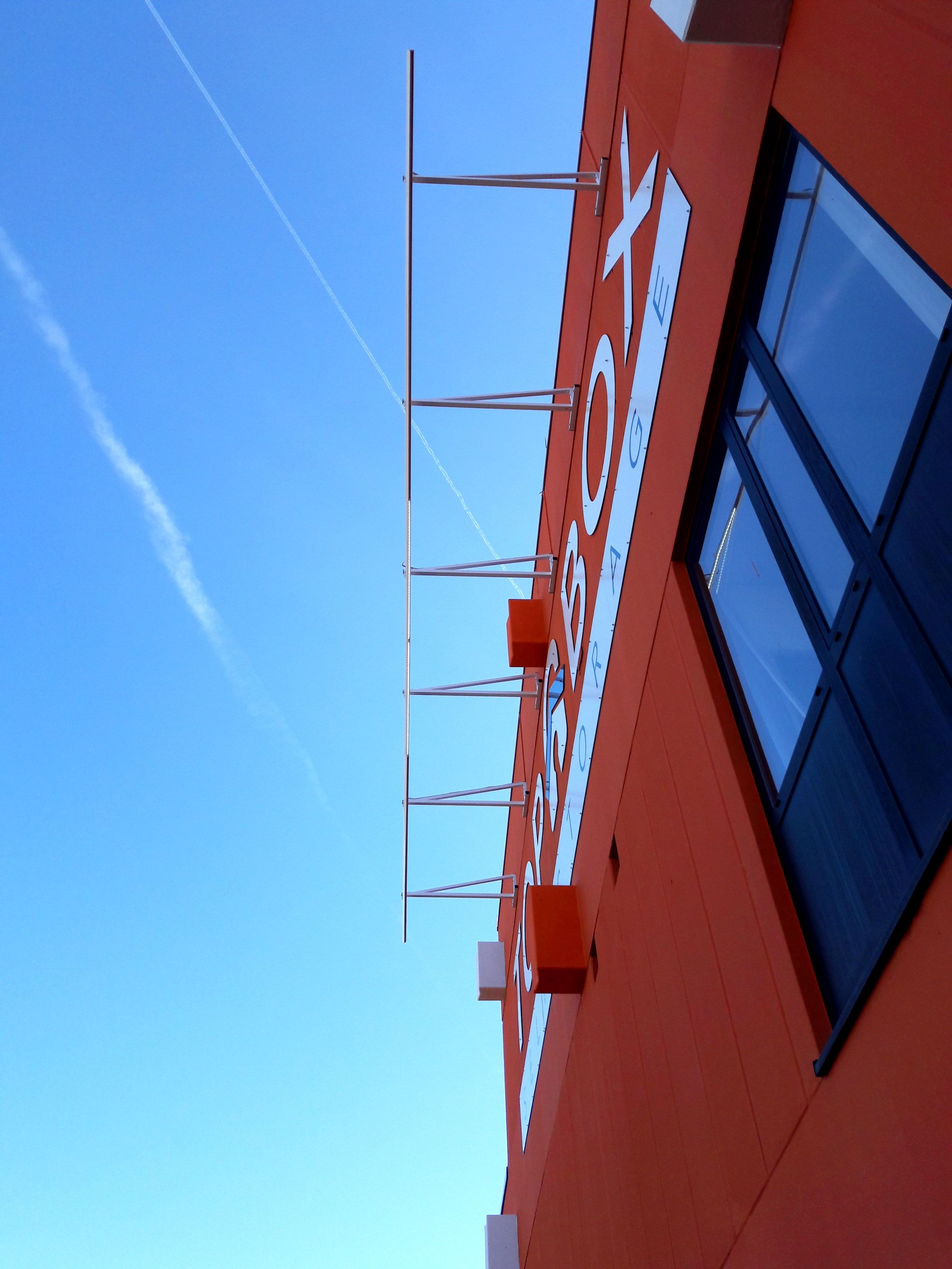 In Kombination mit der auffälligen Fassadenfarbe dient die Beschriftung von Metallbuchstaben nicht nur als Information, sondern als markantes architektonisches Element. Bei der Fassadenwerbung liegt der Fokus auf extremer Fernwirkung und einer stabilen Montage in großer Höhe.