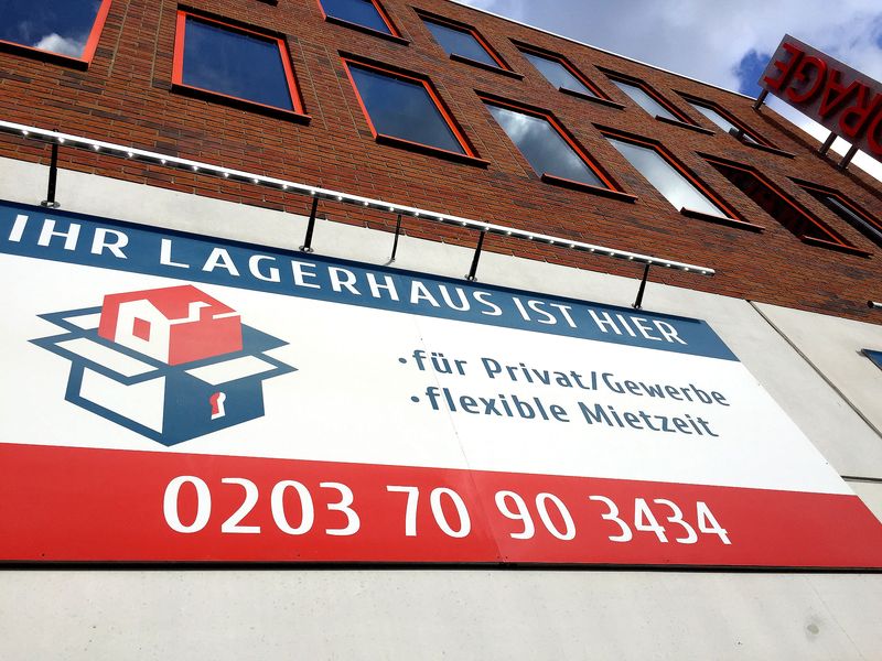 Eine stabilen Werbetafeln mit einer weithin sichtbaren Fassadenbeschriftung ist eine Fassadenwerbung für TOP-BOX die für Präsenz und Information am Standort sorgt. Das Dibond-Schild sorgt für einen hohen Farb-Kontrast und sofortige Wiedererkennung. Das Schild ist ein UV-Druck das witterungsbeständig und langlebig ist.