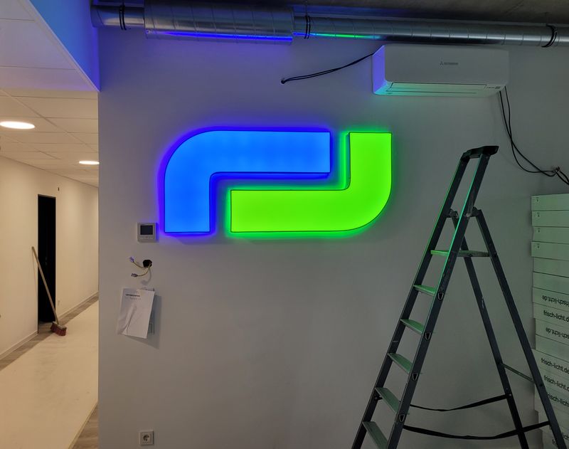Während der Montage werden die einzelnen Profil-Firmenlogo-Elemente von Logwin-Logo exakt nach Montageplan ausgerichtet und angeschlossen. Die integrierte LED-Technik sorgt später für eine gleichmäßige Rückbeleuchtung und Frontbeleuchtung. Nematec Display Factory übernimmt die komplette Fertigung, Verkabelung und Montage individueller LED-Leuchtschriften für Unternehmen.