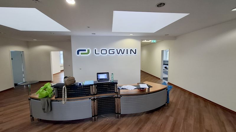 Markeninszenierung mit LED-Leuchtschrift Logwin Markeninszenierung mit LED-Leuchtschrift Logwin am Empfangsbereich.Das Markenlogo und der Schriftzug „LOGWIN“ wurden als plastische 3D-Profilbuchstaben präzise nach den Corporate-Design-Vorgaben umgesetzt.