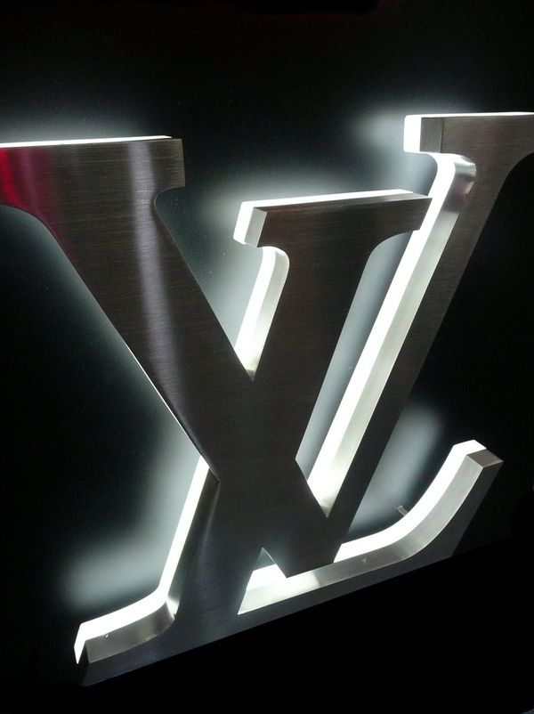 Für eine LED-Leuchtreklame sind Profilbuchstaben eine beliebte und effektive Methode, um Aufmerksamkeit zu erregen und die Sichtbarkeit der Buchstaben zu verbessern. Eiine Rückbeleuchtung schafft einen lebendigen Effekt und hebt die Buchstaben vom Hintergrund ab.