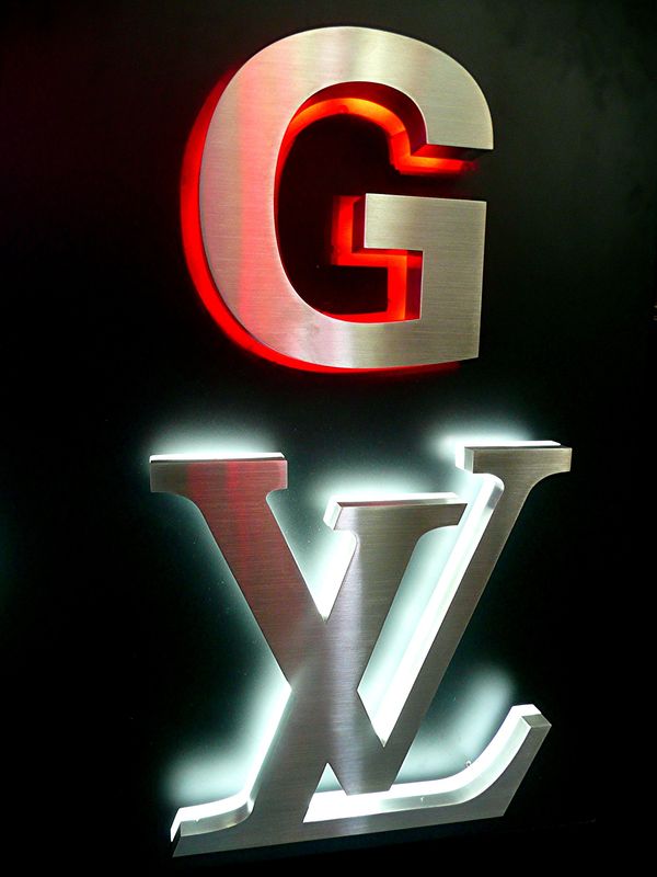 Für eine Werbe-Leuchtreklame sind Profilbuchstaben mit Hintergrundbeleuchtung eine effektive Methode, um Aufmerksamkeit zu erregen und die Sichtbarkeit der Buchstaben zu verbessern. Eiine Rückbeleuchtung schafft eine indirektes Licht und hebt die Buchstaben vom Hintergrund ab. Eine Seitenbeleuchtung leuchtet die Kontur der Buchstaben aus. 