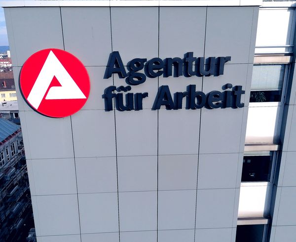 Agentur für Arbeit mit black and white Profil-Buchstaben, erscheinen am Tag schwarz und leuchten weiss in der Nacht. Die Werbeschrift ist in der Höhe von weitem gut lesbar und leuchtet durch das Plexiglas die Letters homogen aus,