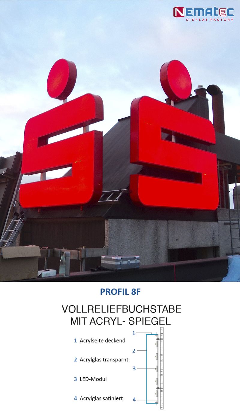 Profil 8F Buchstaben mit Durchleuchtung am Spiegel aus Acrylglas und lichtdichten Zargen an der Seite. Sie eignen sich besonders für größere Lichtwerbeanlagen im Außenbereich. Die Frontlbeleuchtung wird mit LED ausgeleuchtet die aus rotem Plexiglas ist und im dukeln leuchtend rot scheint. Durch die lackierten Zargen in rot, erscheint der Leuchtbuchstabe einheitlich als Buchstabenkoerper.