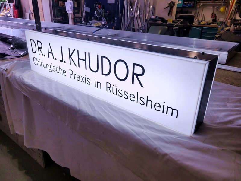 Beidseitger Led-Leuchtkasten Leuchtkasten mit beidseitige Acryl-Front und Folienbeschriftung. Für Innen- und Außenbereich geeignet. Der Leuchtkasten kann an die Wand- oder Decke sowie freistehend montiert werden. Die innenliegende LEDs geben ein Ausleuchtung rund um das opale Acrylglas.