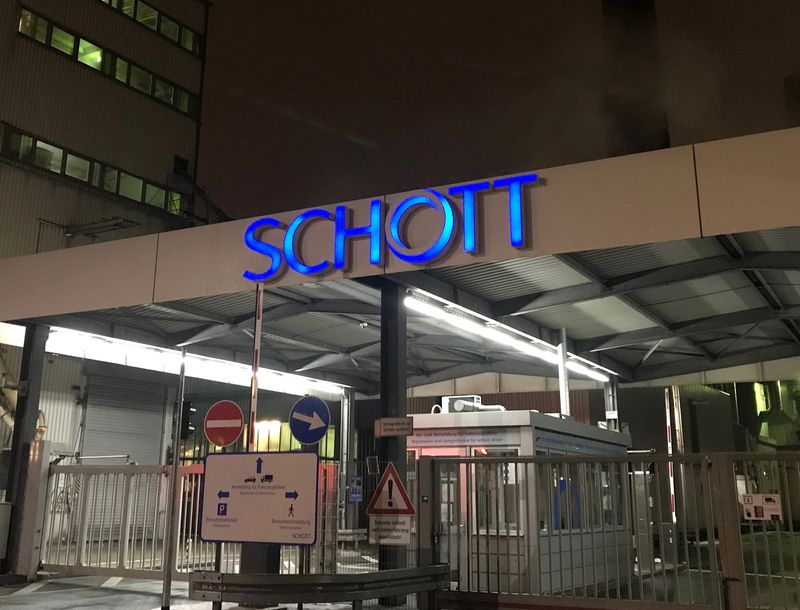 Bei der Schott Werbeanlge sind die Leuchtmittel defekt. Bei der Umrüstung dieser  Werbeanlage wird auf moderne und stromsparende LED-Technik umgestellt. LEDs verbrauchen weniger Energie als herkömmliche Beleuchtungssysteme und haben eine längere Lebensdauer. Die Amortisierung hängt von verschiedenen Faktoren wie den aktuellen Energiekosten, der Nutzungsdauer der Werbeanlage und den Investitionskosten ab.