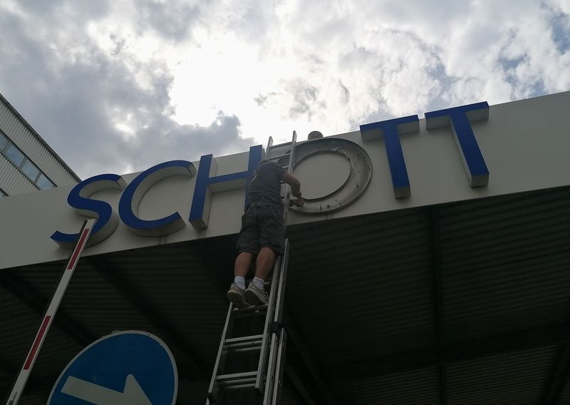 Bei einer Umrüstung auf eine Led-Beleuchtung wie bei der Werbeanlage Schott, muss jeder Buchstabe einzeln demontiert werden. Die Led-Modul Belegung hängt von den Led-Dioden ab und der Ausleuchtung der Buchtstaben. Eine Ausleuchtung von Leuchtbuchstaben wird von uns berechnet und gewährleistet.