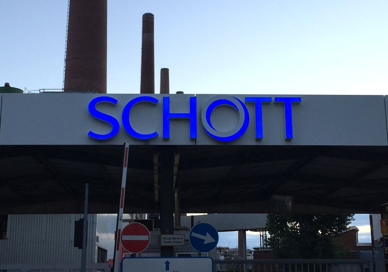 Die Lichtwerbeanlage Schott strahlt wieder als Firmenlogo an der Eingangspforte. Jeder Buchstabe leuchtet gleichmäßig aus und ist mit der neusten Led-Technik umgerüstet worden. Ein Firmenlogo wie Schott sollte als Außenwerbung immer gut ausgeleuchtet werden, um somit einen guten Werbeauftritt auch im Dunkeln zu presentieren.