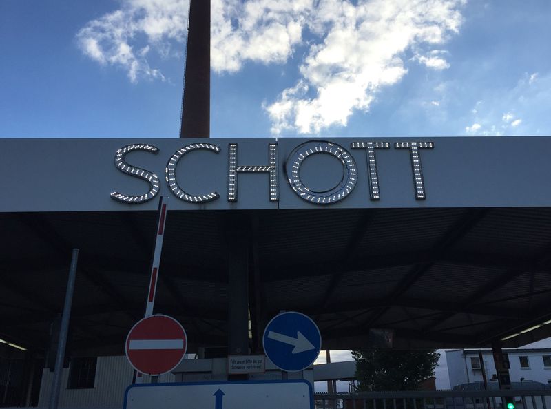 Neue LED-Belegung in den Leuchtbuchstaben von dem Firmenlogo Schott. Um eine gleichmäßige Ausleuchtung der Buchstaben zu gewähren, muss die Innenliegende LED-Beleuchtung mit den richtigen Abständen, je nach Abstrahlwinkel und Lichtstärke der Led-Dioden bestückt werden.