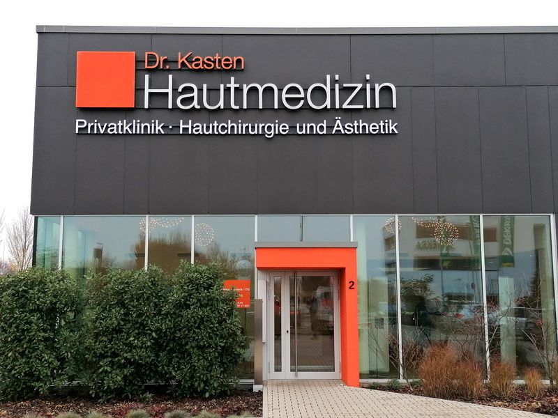 Diese Leuchtwerbung umfasst das neue Logo als Frontleuchter und lässt die Klinik von weitem schon erkennen. Die Fronten bestehen aus Acrylglas. Die Buchstaben sind ohne notwendige Rahmen gebaut, womit die Schrift schön edel und leicht wirkt. Diese Leichtigkeit wird auch optisch durch die direkte Montage auf die Fassade unterstrichen und das Frontlicht kann bis zum Rand ausleuchten. Die Unterkonstruktion ist mit den Farbton der Fassade angepasst worden.