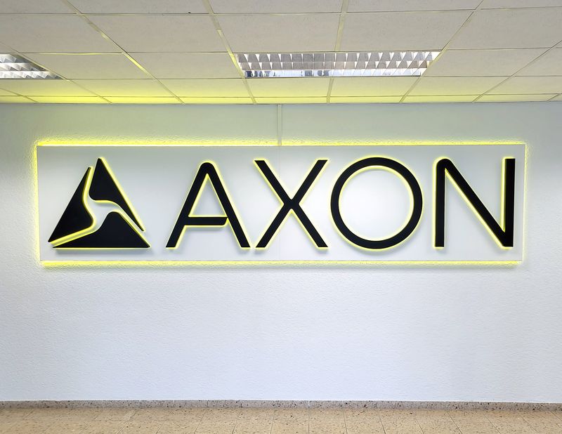 Leuchtbuchstaben mit LED-Rückbeleuchtung erzeugen einen Effekt, bei dem das Licht an der Haube reflektiert wird und die Buchstaben dadurch als Kontur erscheinen. Dies verleiht den Buchstaben eine dreidimensionale und auffällige Optik, die besonders bei Nacht oder in dunkleren Umgebungen gut sichtbar ist. Die LED-Rückbeleuchtung sorgt zudem für eine energiesparende und langlebige Beleuchtungslösung. 