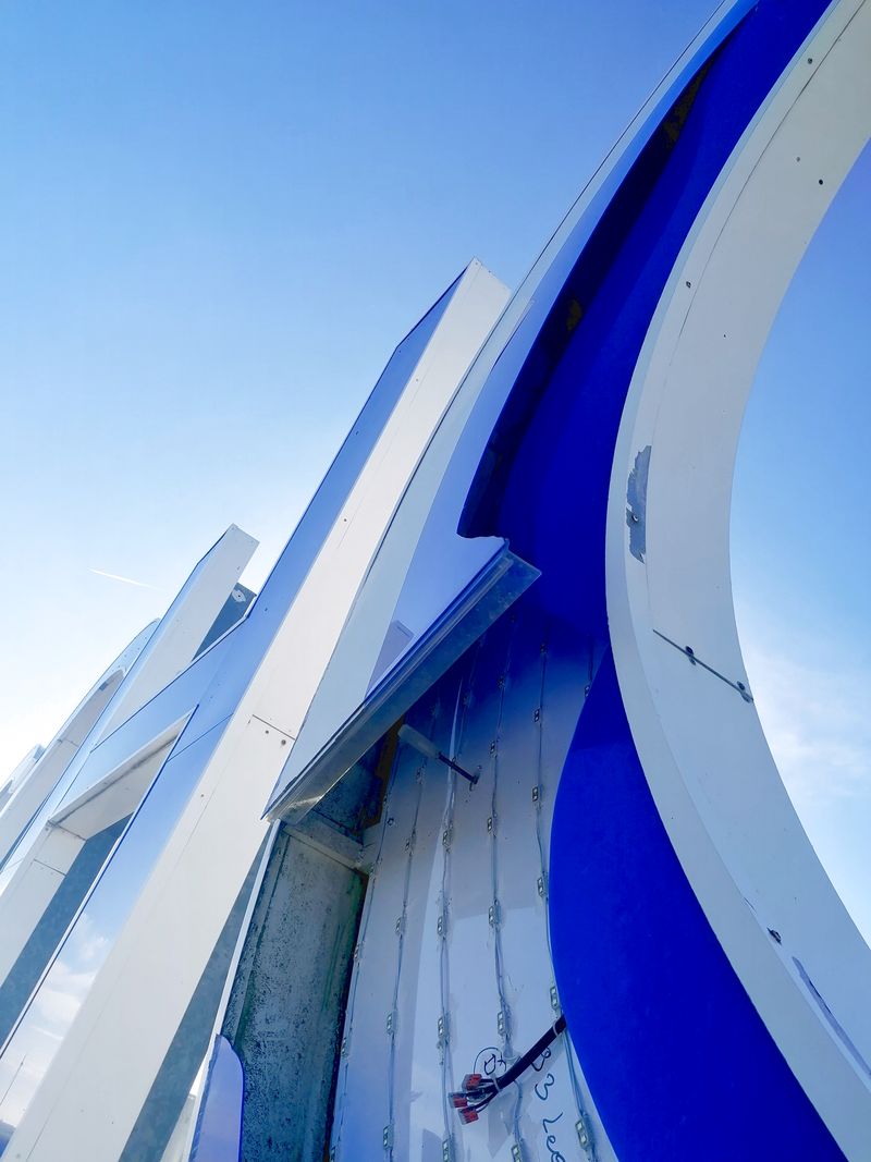 Schott-Acrylglas-Schaden Ein beschädigte Leuchtreklame wo der Leuchtbuchstabe O an der Frontseite aus Plexiglas zerstört wurde, muß durch eine neue Plexiglas-Scheibe ersetzt werden. Die Einzelbuchstaben von Schott, sind auf einer Konstruktion am Dach hoch oben allen Wetterbedingungen ungeschützt ausgesetzt.