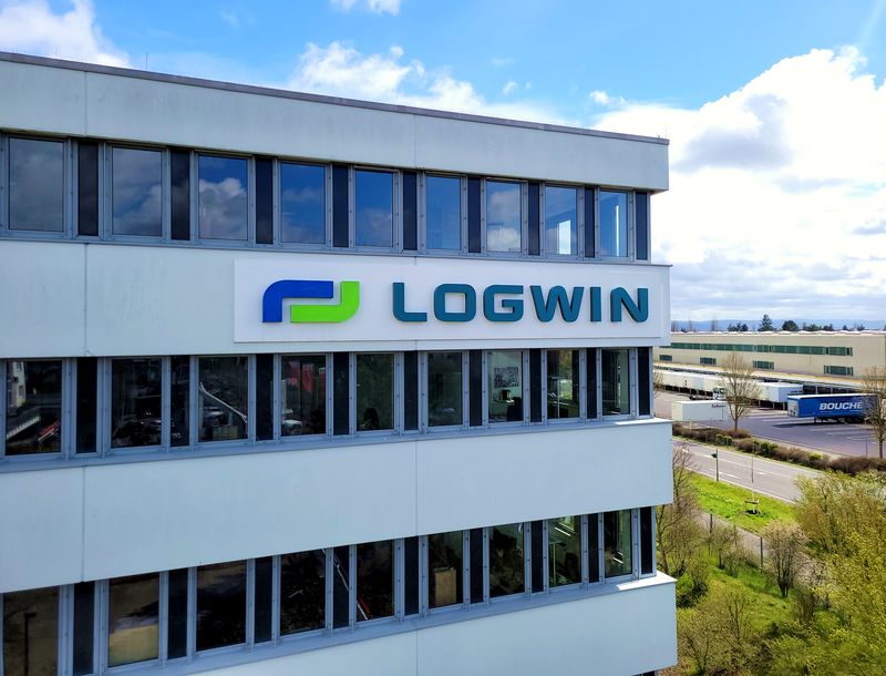 Die Leuchtreklame Logwin wird von Ablagerungen und Insekten befreit. Alle elektronischen Komponenten und Verbindungen werden geprüft und wenn nötig ausgetauscht. Ebenfalls werden die Befestigungspunkte der Anlage, sowie die Stromanschlüsse, Verkabelungen, Netzteile, Steuerung kontrolliert.