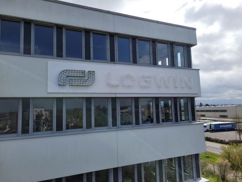 Wartung-Logwin Die Leuchtschrift Logwin wird an der Frontseite demontiert, Leuchtmittel und Starter wie elektronischen Komponenten und Verbindungen werden geprüft und wenn nötig ausgetauscht. Ebenfalls werden die Befestigungspunkte der Anlage, sowie die Stromanschlüsse kontrolliert.