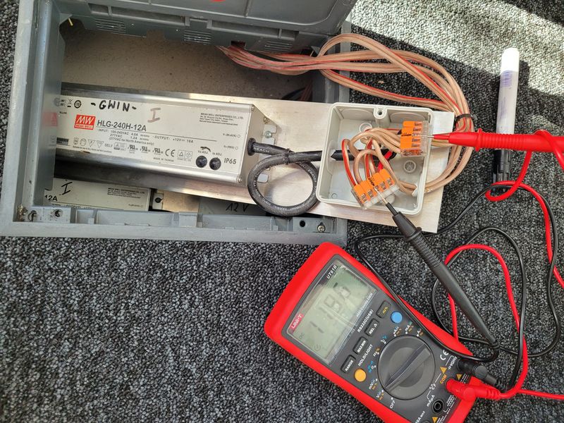 Die Werbeanlage sollte immer werbewirksam und betriebssicher sein! DerTrafo und die Hochspannungskabel sowie Verbindungen können nach einiger Zeit Abnutzungserscheinungen aufweisen, was in erster Linie mit der Nutzungsintensität zusammenhängt Wir messen und prüfen ihre Anlage.