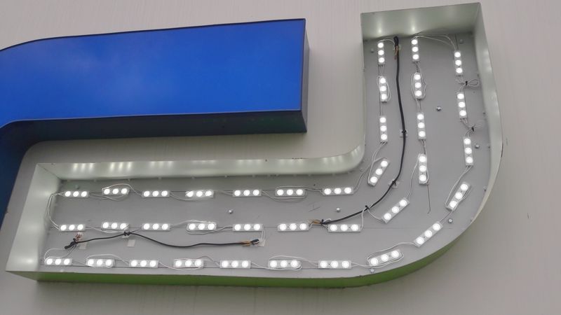 Wartung-Logwin Zur Sichtung der Leuchtmittel, wird der Frontspiegel der Profilbuchstaben und Signe demontiert. Die Logwin Lichtwerbeanlage besteht aus Profilen, die mit LED-Modulen bestückt sind. Ablagerungen können gereinigt werden und die Ausleuchtung überprüft werden.