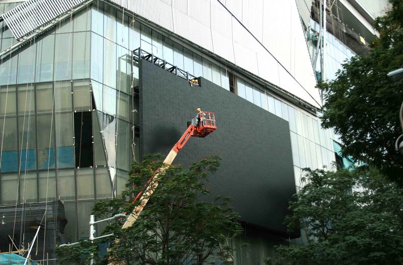 Eine perfekte Werbefläche für jede Branche ist eine Led-Screen Wand. Auf einer Trägerkonstruktion werden die Led-Module einzeln montiert. Mit einem Steiger wird jedes Led-Modul einzeln installiert. Bei der Led-Screen Montage werden die LED-Screen Module einzeln mit einem Steiger hoch gebracht. 