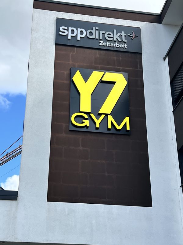 Die Aussenwerbung des Sportcenters y7 besteht aus grossen, beleuchteten Acryl-Profilbuchstaben, die an der Fassade installiert sind. In rund 12 Metern Höhe sorgt das Logo für maximale Sichtbarkeit. Besonders bei Dunkelheit strahlt LED-Beleuchtung modern und kraftvoll die Buchstaben aus. Das Fitnesscenter ist schon von weitem klar erkennbar.