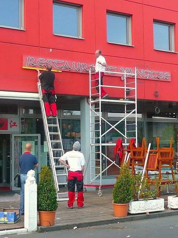 Die Neon-Anlage vom Restaurant Yangtse wurde von uns auf die Hausfassade montiert und installiert.