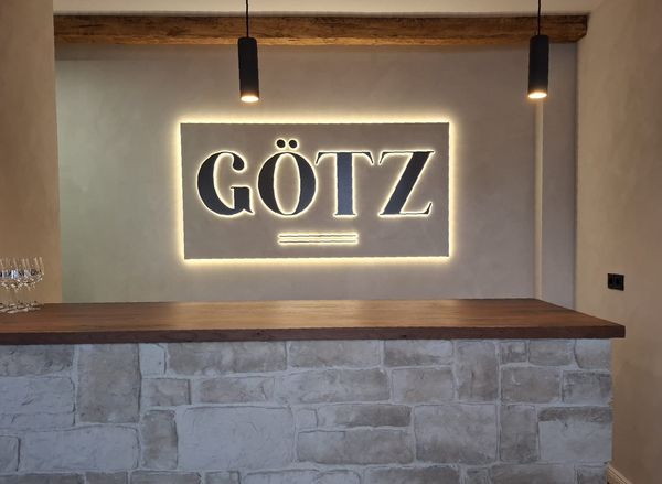 Präzise gefertigte Profilbuchstaben, die nicht direkt leuchten, sondern durch eine hochwertige LED-Rückbeleuchtung (auch Corona-Beleuchtung genannt) einen faszinierenden Leuchtschatten auf die Trägerplatte werfen.