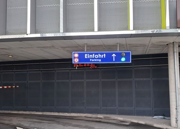 Diese erfolgreiche Lichtwerbung-Reparatur stellt die professionelle Außenwirkung und Funktionalität der gewerblichen Beschilderung vollständig wieder her. Nach der Leuchtkasten-Reparatur wurde am Parkhaus in Frankfurt eine fachgerechte Montage gamacht.