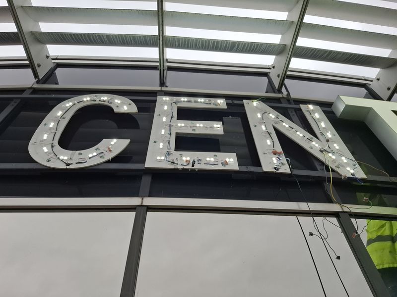 Austausch von Led-Modulen - Hyundai Technical Canter Bei der Entfernung der Acrylfronten (Inlays) wird das gealterte Innenleben sichtbar. Erneuern von LED-Module, Kabelverbindungen in in den Zargen. Die geöffnete Profilbuchstaben an einer Fassad von Hyundai Technical-Center während der Wartung nach der Enternung der alten Leuchtmittel.