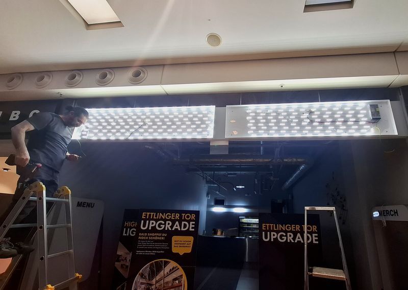 Die Leuchtkästen werden von unseren Monteuren mit hocheffizienten LED-Modulen bestückt, die für eine absolut schattenfreie und homogene Ausleuchtung sorgen. Rechts im Gehäuse ist das LED-Netzteil (Trafo). Die engmaschige LED-Bestückung bringt eine hohe Leuchtkraft, die das opale Acrylglas später hinterleuchtet.