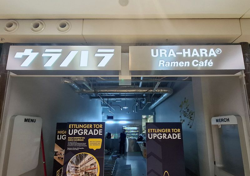 Die Leuchtkästen sind aus gebürsteten Edelstahl, wo die ausgesparten Buchstaben mit einer opalen Acrylpatte hinterlegt sind. Durch modernste CNC-Lasertechnik schneiden wir Logos und Schriftzüge direkt aus der Edelstahlfront. Die Kombination mit opalem Marken-Acrylglas sorgt für eine brillante Lichtkante und exzellente Fernwirkung.