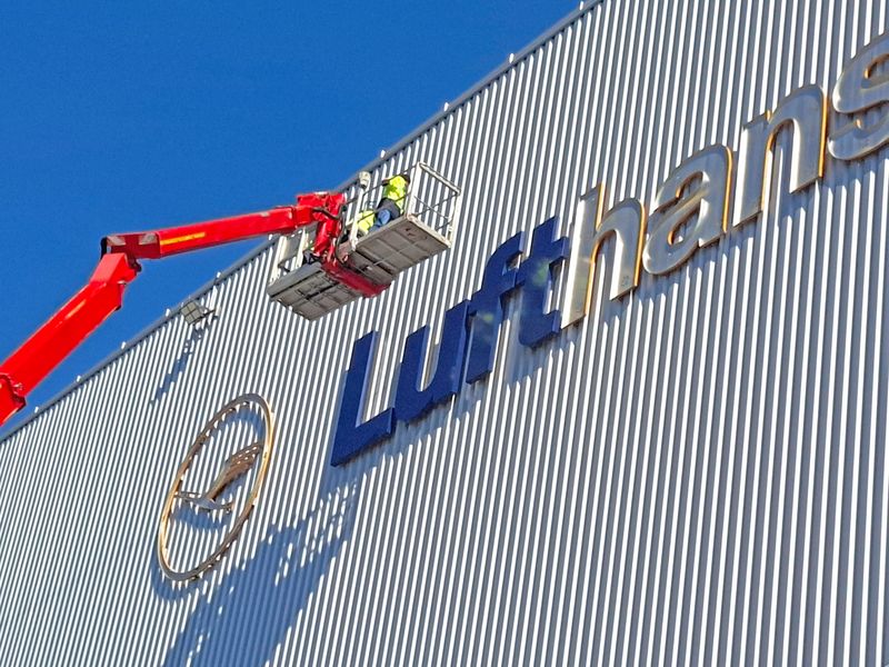 Retrofit Lufthansa Profilbuchstaben Unsere spezialisierten Monteure arbeiten aus einem Hubsteiger heraus, um die frisch lackierten Fronten passgenau auf die gereinigten Zargen zu montieren. Dieser Schritt erfordert höchste Präzision in großer Höhe. Frisch lackierte Buchstabenfronten für Lufthansa werden fachgerecht montiert. Wie eine neue Lichtwerbeanlage erstrahlt das Retrofit der Profilbuchstaben von Lufthansa.