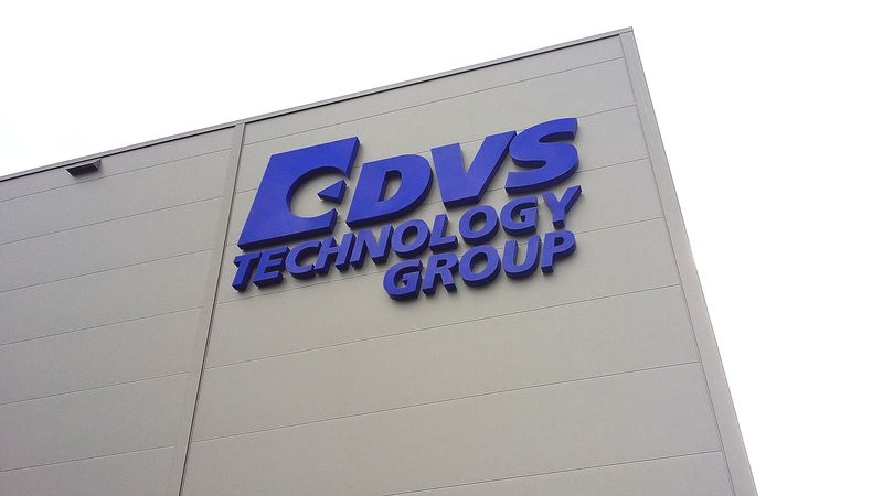 Moderne Fassadenbeschilderung aus hochwertigen Vollreliefbuchstaben, die durch den Einsatz von speziellem True-LED Acryl eine außergewöhnliche Leuchtkraft und Farbbrillanz erzielen. Diese innovative LED-Lichtwerbung sorgt für eine homogene Ausleuchtung der blauen Markenfarbe und garantiert eine exzellente Fernwirkung des Firmenlogos bei Tag und Nacht.