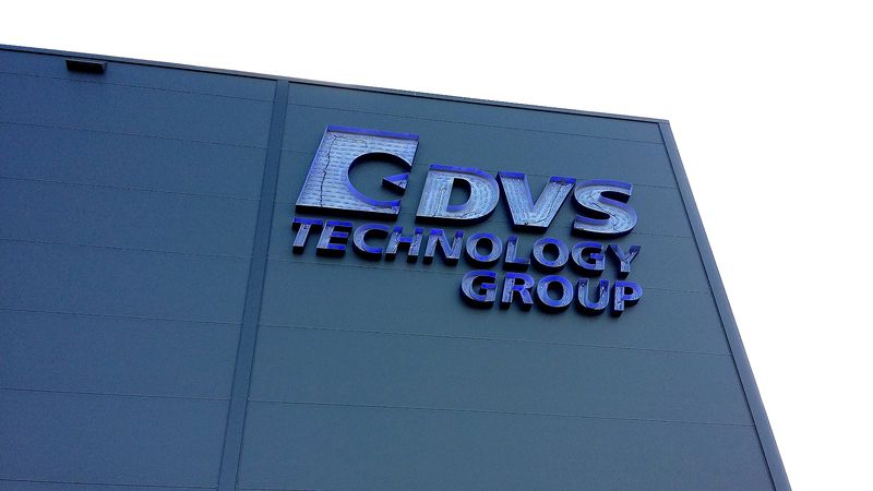 Innenansicht der Lichtwerbeanlage DVS In den blauen Profilbuchstaben der „DVS TECHNOLOGY GROUP“ sind zahlreiche LED-Module als hocheffiziente Leuchtmittel präzise eingearbeitet. Diese Bestückung im Innenraum der Vollreliefbuchstaben sorgt später für eine absolut homogene Ausleuchtung der Front aus True-LED Acryl. Durch die dichte Platzierung der LEDs wird eine maximale Leuchtkraft und Brillanz erzielt.