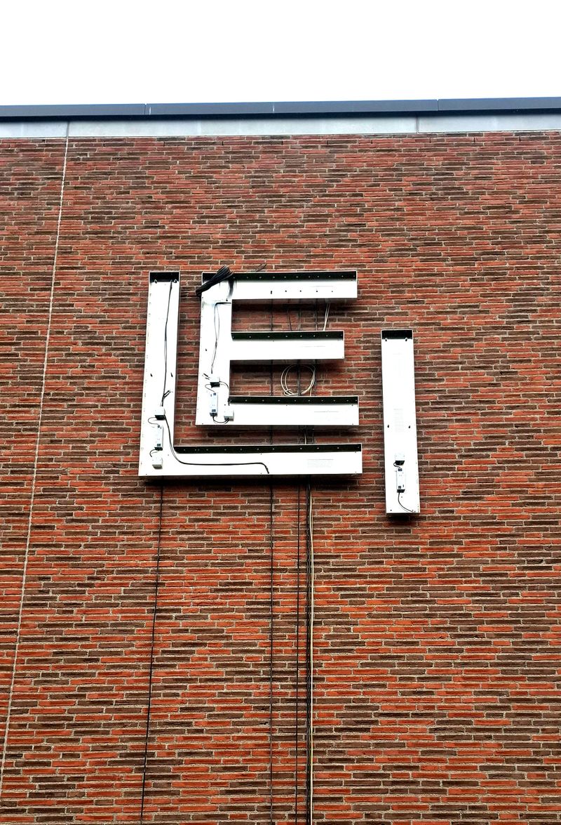 Montage der LED-Profile Leiza Geöffnete Aluminium-Profile der Leiza Logo-Elemente während der Installationsphase. Gut zu erkennen sind die passgenau gekanteten Aluminiumprofile sowie die sauber verlegte, innenliegende LED-Technik inklusive der Transformatoren und Zuleitungen. Rostfreies Aluminium als Trägermaterial, kombiniert mit energieeffizienten LED-Komponenten für eine gleichmäßige, langlebige Ausleuchtung.